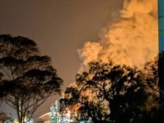 Rivelata la causa probabile del ‘feroce’ incendio in una raffineria di petrolio, mentre l’incendio continua