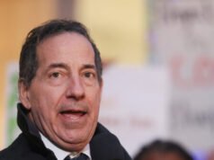 Il rappresentante democratico Raskin guida i manifestanti fuori dalla cena del CEO di Paramount David Ellison con Trump