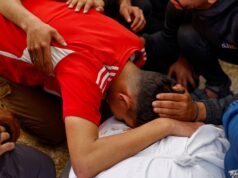 Il fuoco dell’esercito israeliano contro un veicolo dell’OMS nel sud di Gaza ne uccide uno, riferiscono i medici