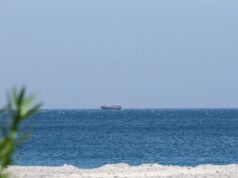 Gli Stati Uniti affermano che due navi militari hanno “transito” nello Stretto di Hormuz per lo sminamento