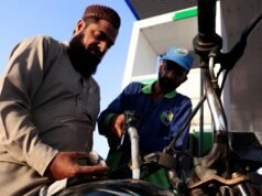 L’impennata dei prezzi del carburante in Pakistan minaccia la crisi economica e politica