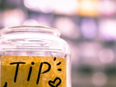 La mamma restituisce il barattolo della mancia. Il figlio ha rubato il denaro dal camion del cibo