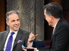 Jake Tapper della CNN regala un fazzoletto da taschino a Stephen Colbert con cui ha intenzione di trollare Trump al WHCD