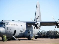 Uomo sale su aereo militare americano in Irlanda e lo attacca con l’accetta: denuncia