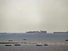 Una richiesta di soccorso cattura una petroliera sotto il fuoco, l’Iran chiude Hormuz intrappolando migliaia di marinai