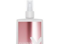 Ho provato l’economico spray antiumidità per capelli che gli appassionati di bellezza definiscono una svolta – e la mia routine piena di effetto crespo è completamente cambiata
