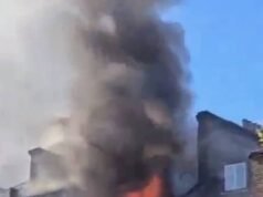 Decine di squadre dei vigili del fuoco combattono l’incendio vicino alla sinagoga nel nord di Londra