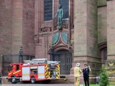 I vigili del fuoco domano l’incendio nella cattedrale anglicana di Liverpool mentre i visitatori e il personale vengono evacuati e la gente del posto viene avvisata di stare alla larga