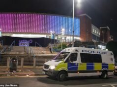 Peter Kay viene “portato fuori dal palco” mentre il concerto viene bruscamente interrotto dopo 45 minuti e i fan vengono evacuati dall’arena – mentre un adolescente, 19 anni, viene trattenuto con una borsa “sospetta”