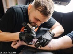 I ministri hanno esortato a reprimere il programma che offre ai richiedenti i benefici computer portatili, biciclette e attrezzature per tatuaggi quando trovano lavoro