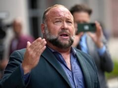 Infowars viene drammaticamente interrotto quando Alex Jones viene accusato di aver fatto deragliare l’acquisto da parte di The Onion durante il lancio del nuovo spettacolo