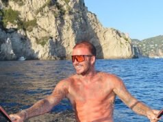 David Beckham, 51 anni, mostra il suo fisico scolpito in minuscoli speedos mentre la moglie Victoria scrive con entusiasmo il suo tributo di compleanno scrivendo “Sei il nostro mondo, il nostro tutto”