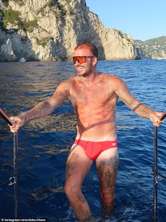 David Beckham, 51 anni, mostra il suo fisico scolpito in minuscoli speedos mentre la moglie Victoria scrive con entusiasmo il suo tributo di compleanno scrivendo “Sei il nostro mondo, il nostro tutto” David Beckham, 51 anni, mostra il suo fisico scolpito in minuscoli speedos mentre la moglie Victoria scrive con entusiasmo il suo tributo di compleanno scrivendo “Sei il nostro mondo, il nostro tutto”