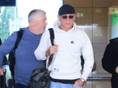 Daniel Craig cerca di mantenere un profilo basso con cappello e occhiali da sole mentre atterra in Grecia durante le riprese di un nuovo dramma carcerario