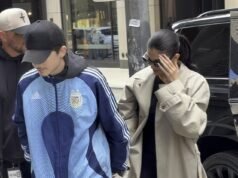 Timothee Chalamet e Kylie Jenner si tengono per mano mentre si uniscono a Kim Kardashian e Kris Jenner allo spettacolo di Broadway