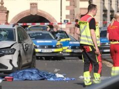 “Almeno due morti” e diversi feriti mentre un’auto si è schiantata contro una folla di persone nella città tedesca di Lipsia