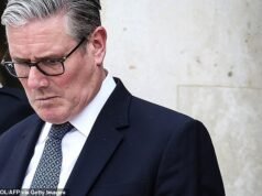 Keir Starmer sta affrontando una crisi tra gli elettori musulmani poiché il sondaggio rileva che più della metà voterà tatticamente per cacciare i laburisti questo giovedì – con un sostegno che crolla dall’80% a solo il 33%
