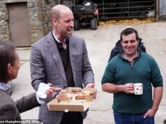 Principe delle torte! William distribuisce dolci agli agricoltori durante una gita nello Yorkshire del Nord… mentre rivela l’unico dolce a cui non può resistere