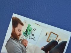 Meghan Markle condivide una foto inedita del principe Archie addormentato sul petto di Harry da bambino per festeggiare il suo settimo compleanno