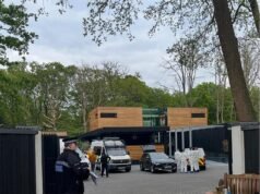 La casa di Barrie Drewitt-Barlow, uno dei “primi papà gay della Gran Bretagna”, viene perquisita mentre la polizia indaga su presunti stupri e traffico di esseri umani a scopo di sfruttamento sessuale