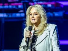 Bonnie Tyler, 74 anni, “è in coma indotto dopo che le sue condizioni sono peggiorate a seguito di un intervento chirurgico intestinale d’urgenza in Portogallo”