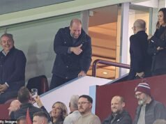 L’approvazione reale dell’Aston Villa: il principe William balla sulle note di Sweet Caroline e alza i pugni mentre celebra la sua amata squadra che raggiunge la finale di Europa League con una vittoria schiacciante sul Nottingham Forest