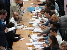 Tende per Keir? I sondaggi si chiudono per elezioni che potrebbero significare un disastro per Starmer mentre i parlamentari laburisti, in preda al panico, pianificano la sua rimozione