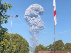I corpi di due turisti vengono ritrovati abbracciati giorni dopo l’eruzione del vulcano in Indonesia