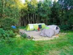 Da quando il campeggio è diventato così costoso? I siti britannici ora fanno pagare fino a £ 945 a settimana per una piazzola per tenda, senza elettricità