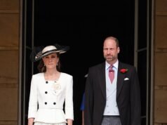 Il principe e la principessa del Galles organizzano una festa nel giardino reale a Buckingham Palace, mentre Kate scherza con gli ospiti sulle buffonate “rumorose” di William guardando le partite di calcio la sera prima
