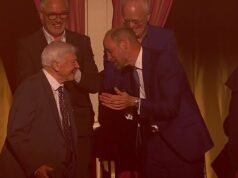 Il raggiante David Attenborough riceve una standing ovation mentre si siede accanto al principe William alla celebrazione del centenario con ospiti stellati