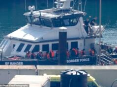SUE REID: Il momento in cui il 200.000esimo migrante britannico della Manica è sbarcato a Dover dopo essere stato “preso dal gommone”