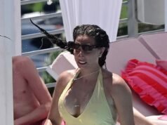 Stacey Solomon fa colpo con la sorella Jemma mentre la coppia mostra le loro figure in costume da bagno mentre si divertono a bordo piscina durante una vacanza a Miami piena di influencer