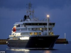 La nave da crociera colpita dall’hantavirus arriva a Tenerife nonostante le proteste, mentre le autorità si preparano a evacuare i passeggeri e riportarli a casa in quarantena
