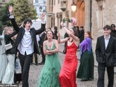 Studenti in festa festeggiano tutta la notte mentre si dirigono ai May Balls dell’Università di Oxford da £ 200 a biglietto
