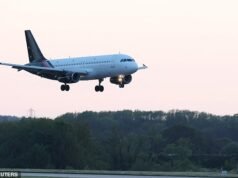 L’aereo che trasporta gli inglesi dalla nave che trasportava il virus dei ratti atterra a Manchester