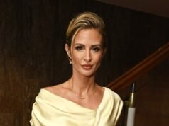 Millie Mackintosh mostra i suoi addominali sbalorditivi in un succinto coordinato dorato mentre si riunisce con la collega star di Made In Chelsea Louise Thompson ai BAFTA televisivi