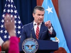 Pete Hegseth accusa Mark Kelly di aver discusso di briefing “classificati” in TV mentre esplode di nuovo un’aspra faida