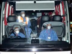 I passeggeri britannici della nave da crociera Hantavirus entrano in quarantena presso l’ospedale Covid dopo l’atterraggio a Manchester, mentre un evacuato francese sviluppa sintomi di malattia e un cittadino statunitense risulta positivo al test di ritorno