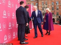 Declan Donnelly è colto da una divertente illusione ottica mentre saluta Charles e Camilla sul tappeto rosso al gala per il cinquantesimo anniversario del King’s Trust