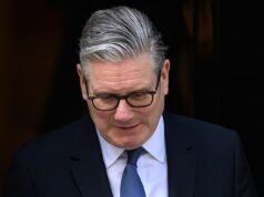 La premiership di Starmer in caduta libera mentre i ministri degli Interni e degli Esteri “gli dicono entrambi di dimettersi”: il primo ministro assediato deve affrontare oggi il suo gabinetto ribelle dopo che la delegazione dei ministri è andata al numero 10 in seguito al suo disastroso discorso di ripristino per dire che il suo tempo è scaduto