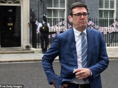 Andy Burnham ha un posto in fila e pronto a partire mentre i rivali sono avvertiti che non rinuncerà mai a provare a diventare Primo Ministro