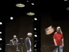 Eric Clapton, 81 anni, ha interrotto il suo concerto a Madrid dopo essere stato colpito da un disco in vinile lanciato dalla folla