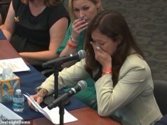 Momento straziante La vittima di stupro di Epstein scoppia in lacrime mentre rivela il suo rivoltante vanto