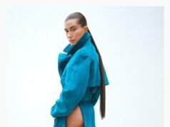 Hailey Bieber si esibisce in modo sfacciato mentre sembra vestirsi NUDA sotto il cappotto blu per un’importante campagna di moda