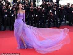 Demi Moore, 63 anni, ruba la scena in abito viola con un lungo strascico mentre si unisce all’affascinante Gillian Anderson alla proiezione del film A Woman’s Life durante il Festival di Cannes