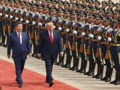 Trump riceve uno spettacolare benvenuto di stato da parte del cinese Xi mentre le guardie al passo dell’oca salutano il presidente a Pechino
