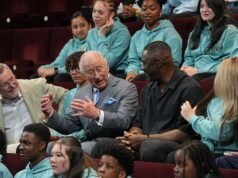 Re Carlo e Sir Idris Elba osservano le stelle nascenti della recitazione in azione a Londra mentre celebrano il cinquantesimo anniversario del National Youth Music Theatre