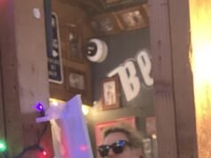 Britney Spears vista “abbaiare e portare coltello” durante una caotica visita al ristorante