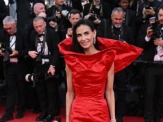 Demi Moore fa girare la testa con un abito rosso stropicciato con un colletto drammatico mentre si unisce al mantello indossato da Diane Kruger alla proiezione di Fatherland durante il Festival di Cannes